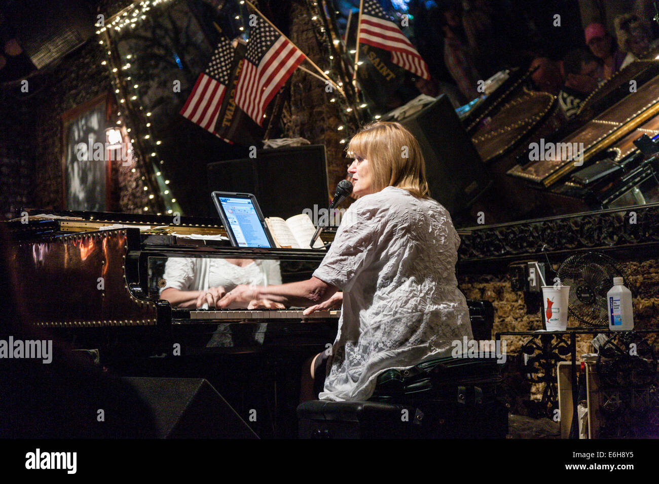 Piano player at Pat O'Brien's piano bar in the French Quarter of New Orleans,  Louisiana Stock Photo - Alamy