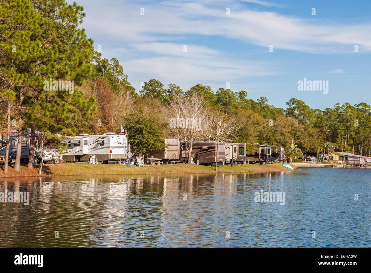 Motorhomes and campers line the lake shore at Flamingo Lake RV Resort in Jacksonville, Florida Stock Photo