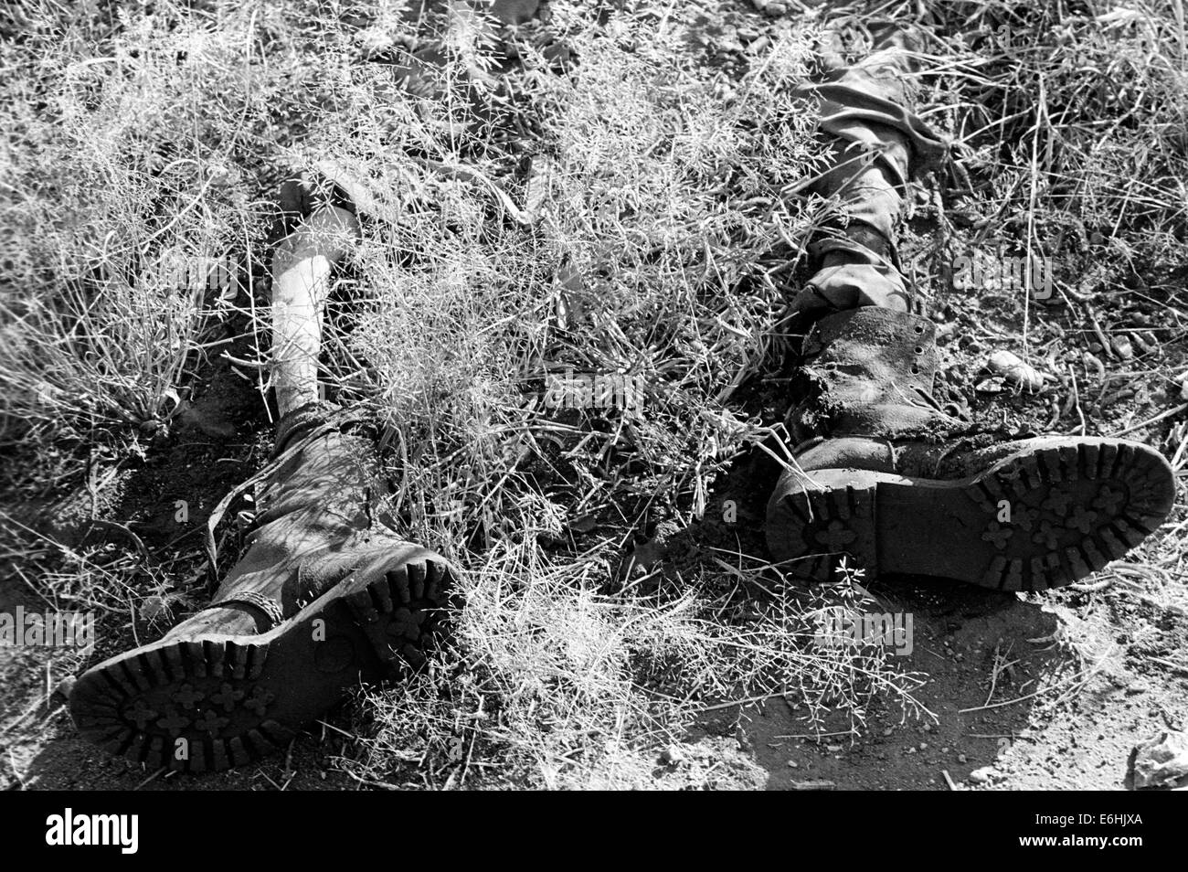 Nov 02, 1999; Eritrea, AFRICA; The leg bones of an Ethiopan soldier protude from his boots along the Eritrean trenches at Egri Mikhal on the border near Tserona. © Cheryl Hatch/ZUMAPRESS.com/Alamy Live News Stock Photo