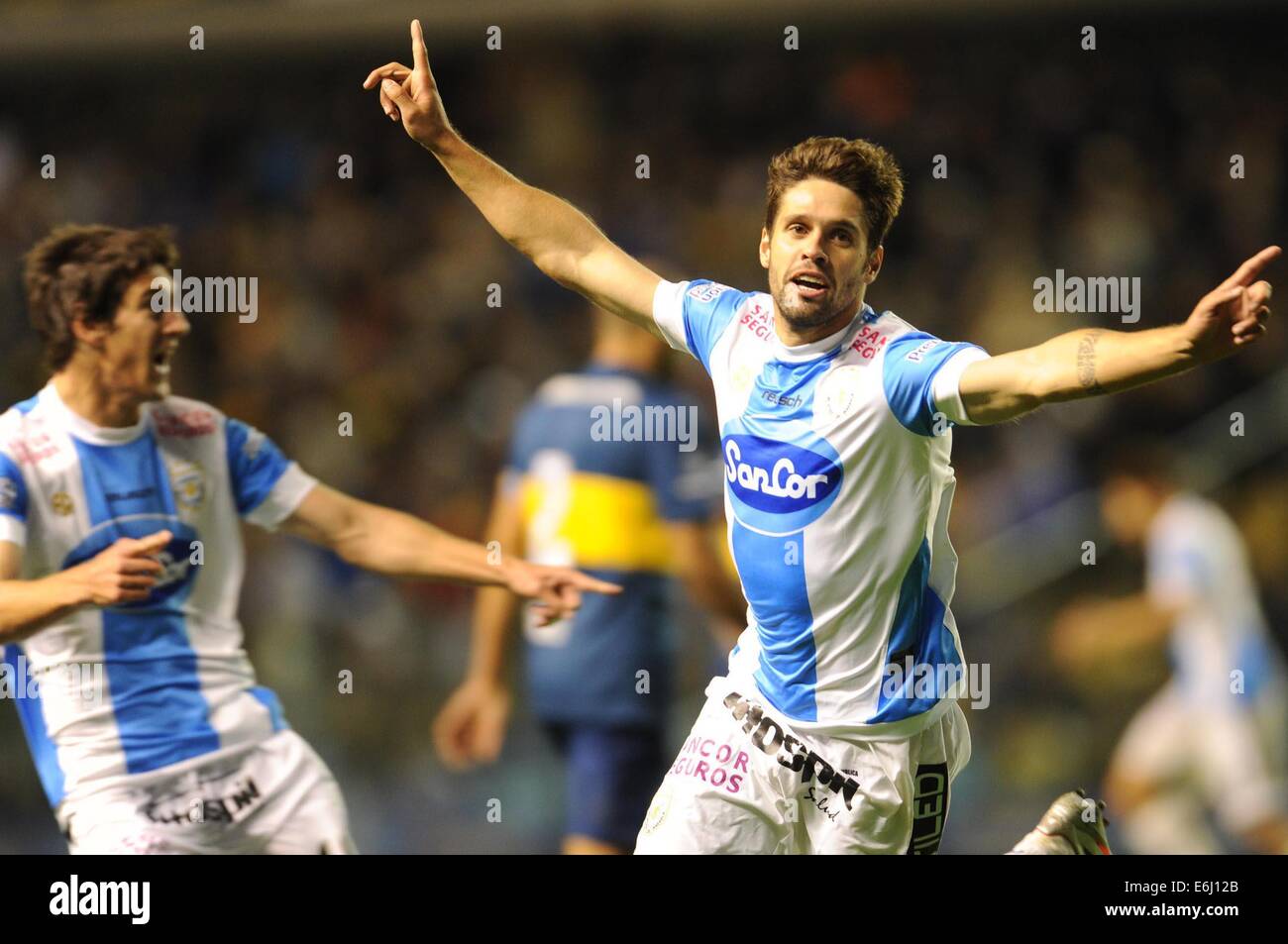 Argentina's Independiente forward Diego Vera vies for the ball with News  Photo - Getty Images