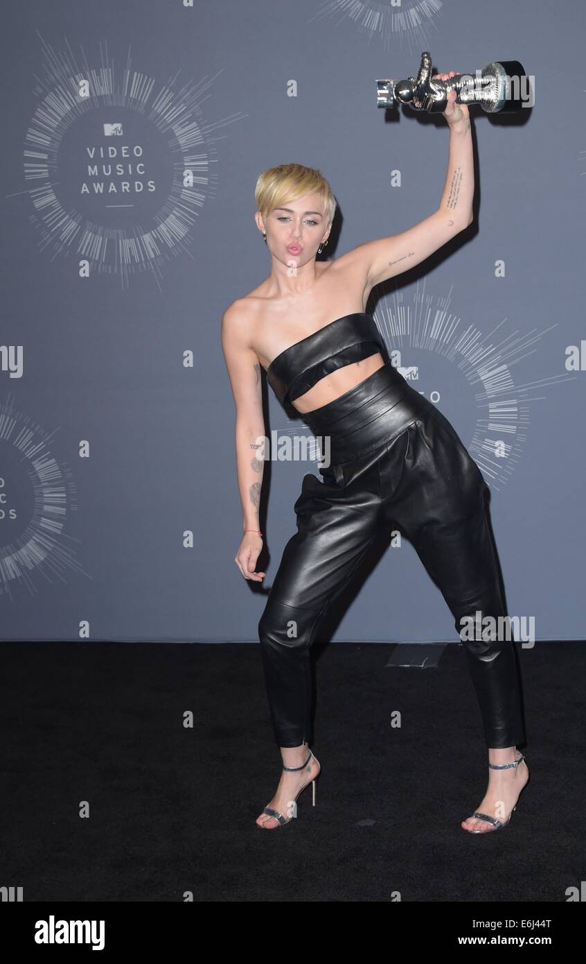 Inglewood, California, USA. 24th Aug, 2014. Us singer Miley Cyrus holds her award for Video of the Year for 'Wrecking Ball' in the pressroom for the 31st MTV Video Music Awards at The Forum in Inglewood, California, USA, 24 August 2014. Photo: Hubert Boesl/dpa/Alamy Live News Stock Photo