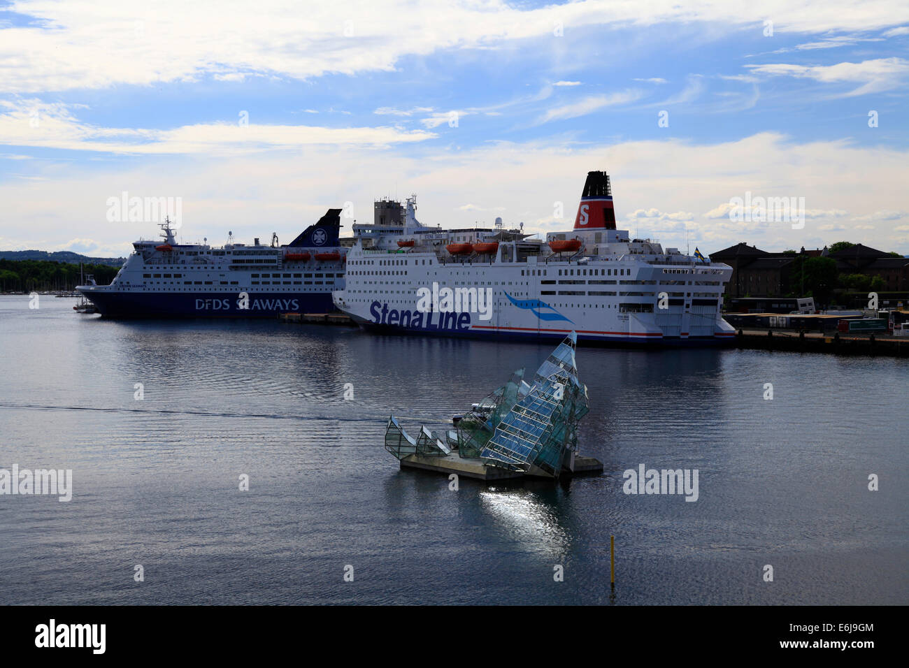 Since May 2010 in the harbor basin Bjorvika lies a sculpture of steel and glass with the name Hun ligger (engl. She read) about 60 meters away from the opera house. Photo: Klaus Nowottnick Date: June 3, 2014 Stock Photo