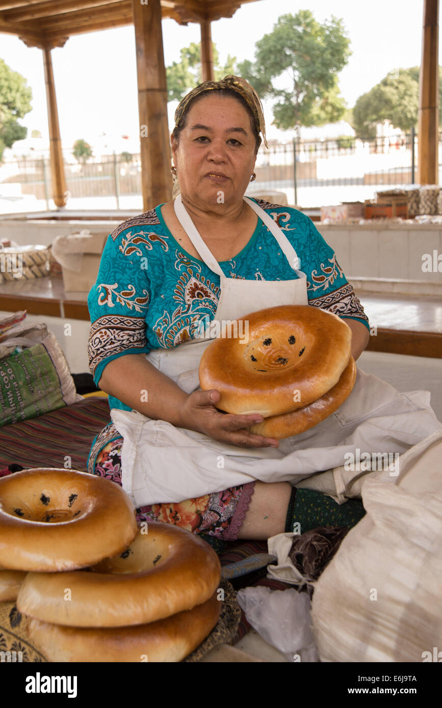 Uzbek bread vendor Stock Photo Alamy