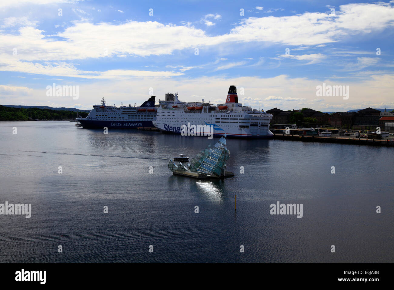 Since May 2010 in the harbor basin Bjorvika lies a sculpture of steel and glass with the name Hun ligger (engl. She read) about 60 meters away from the opera house. Photo: Klaus Nowottnick Date: June 3, 2014 Stock Photo