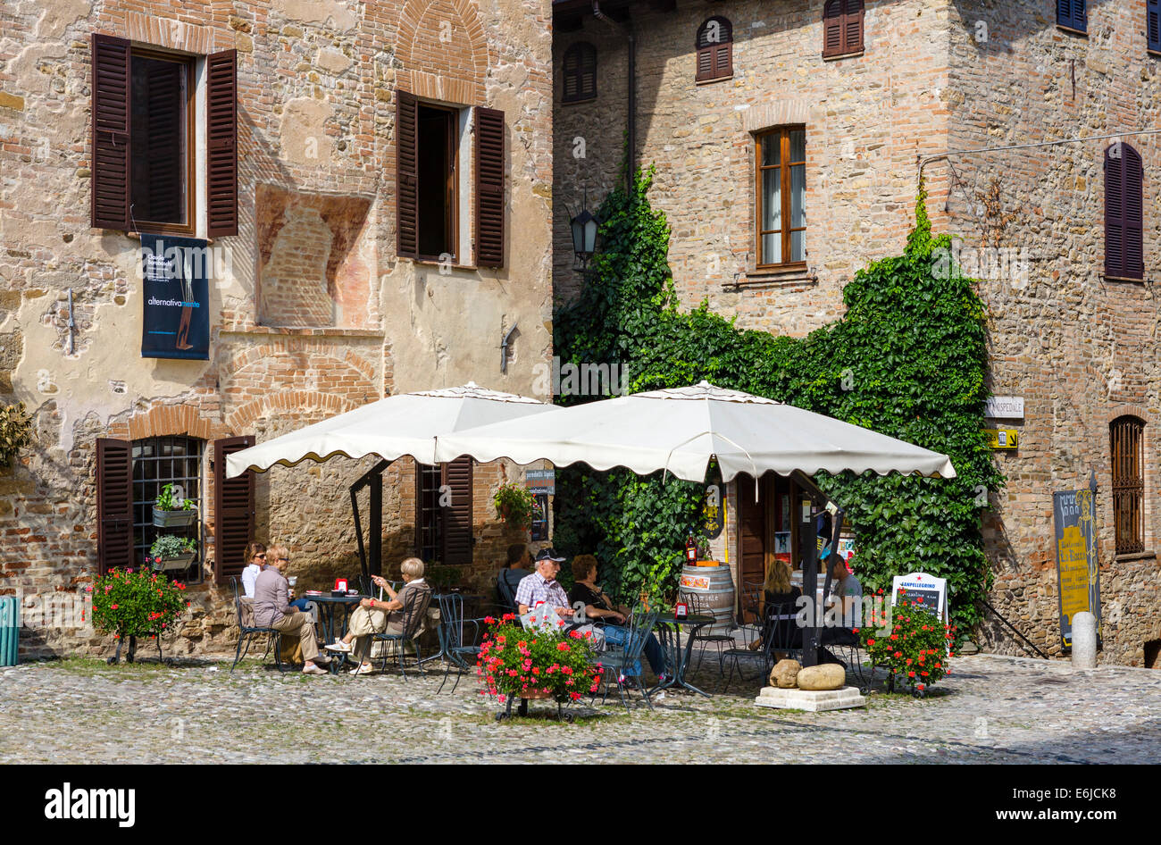 Cafe in Piazza Matteotti, the main square, of the medieval old town of Castell'Arquato, Piacenza, Emilia Romagna, Italy Stock Photo