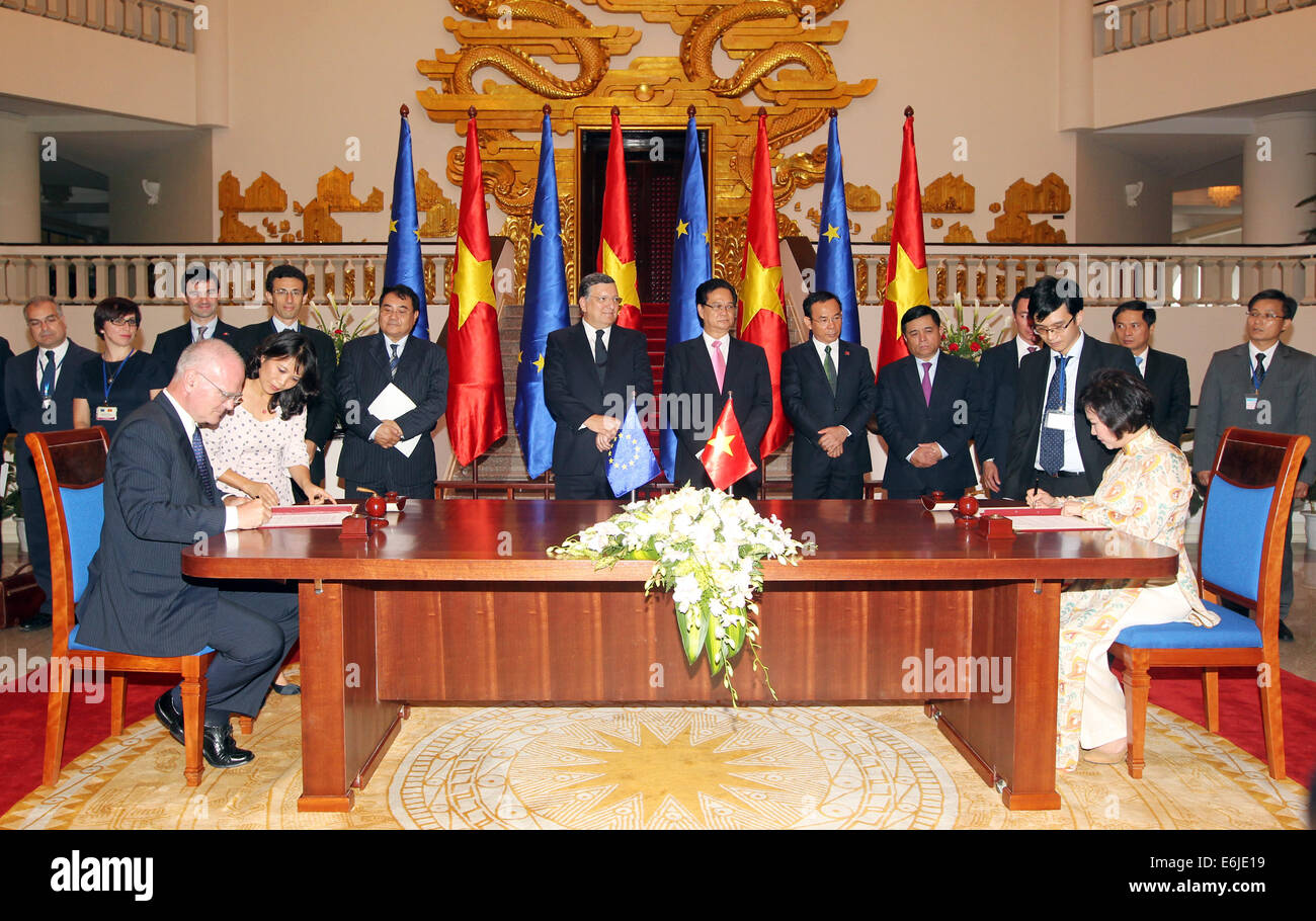 Hanoi, Vietnam. 25th Aug, 2014. Vietnamese Prime Minister Nguyen Tan Dung (R center) and European Commission President Jose Manuel Barroso (L center) witness the signing of a 2.32-million-euro package to support trade policy development and better accession to EU market for Vietnam in Hanoi, Vietnam, Aug. 25, 2014. Barroso is on a two-day official visit to Vietnam. Credit:  VNA/Xinhua/Alamy Live News Stock Photo