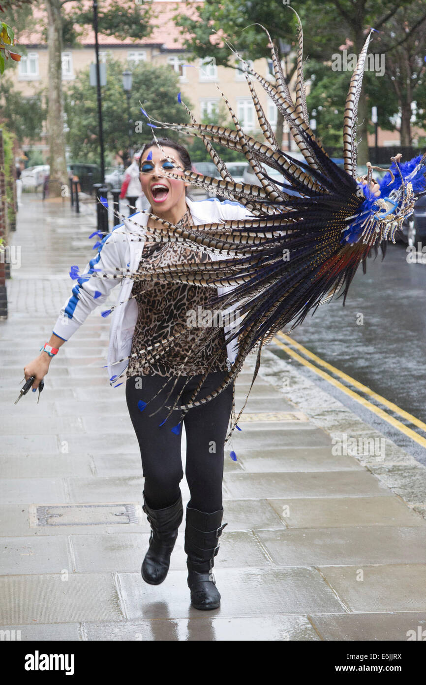 Samba dancers getting ready hi-res stock photography and images - Alamy