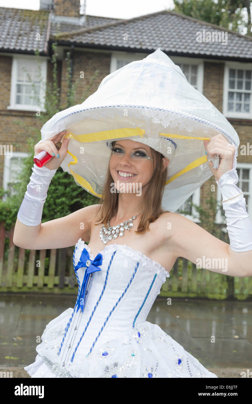 Samba dancers getting ready hi-res stock photography and images - Alamy