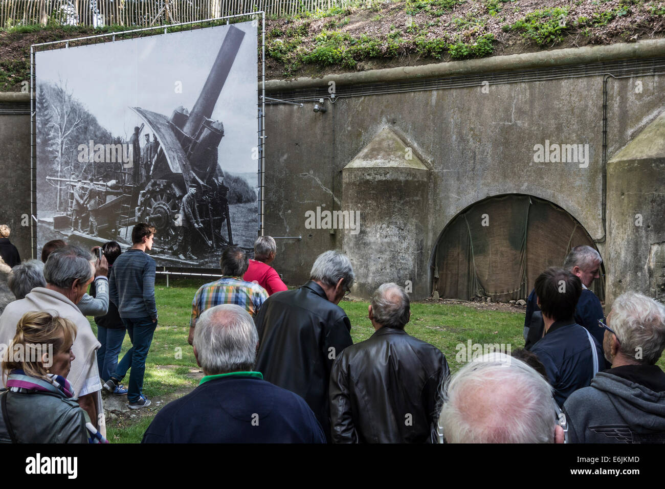 Visitors looking at picture of Big Bertha / Dicke Bertha, German L/12 howitzer which destroyed Fort Loncin during WW1, Belgium Stock Photo