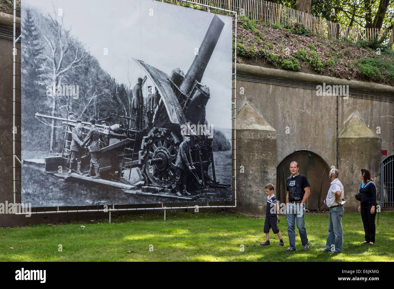 Visitors looking at picture of Big Bertha / Dicke Bertha, German L/12 howitzer which destroyed Fort Loncin during WW1, Belgium Stock Photo