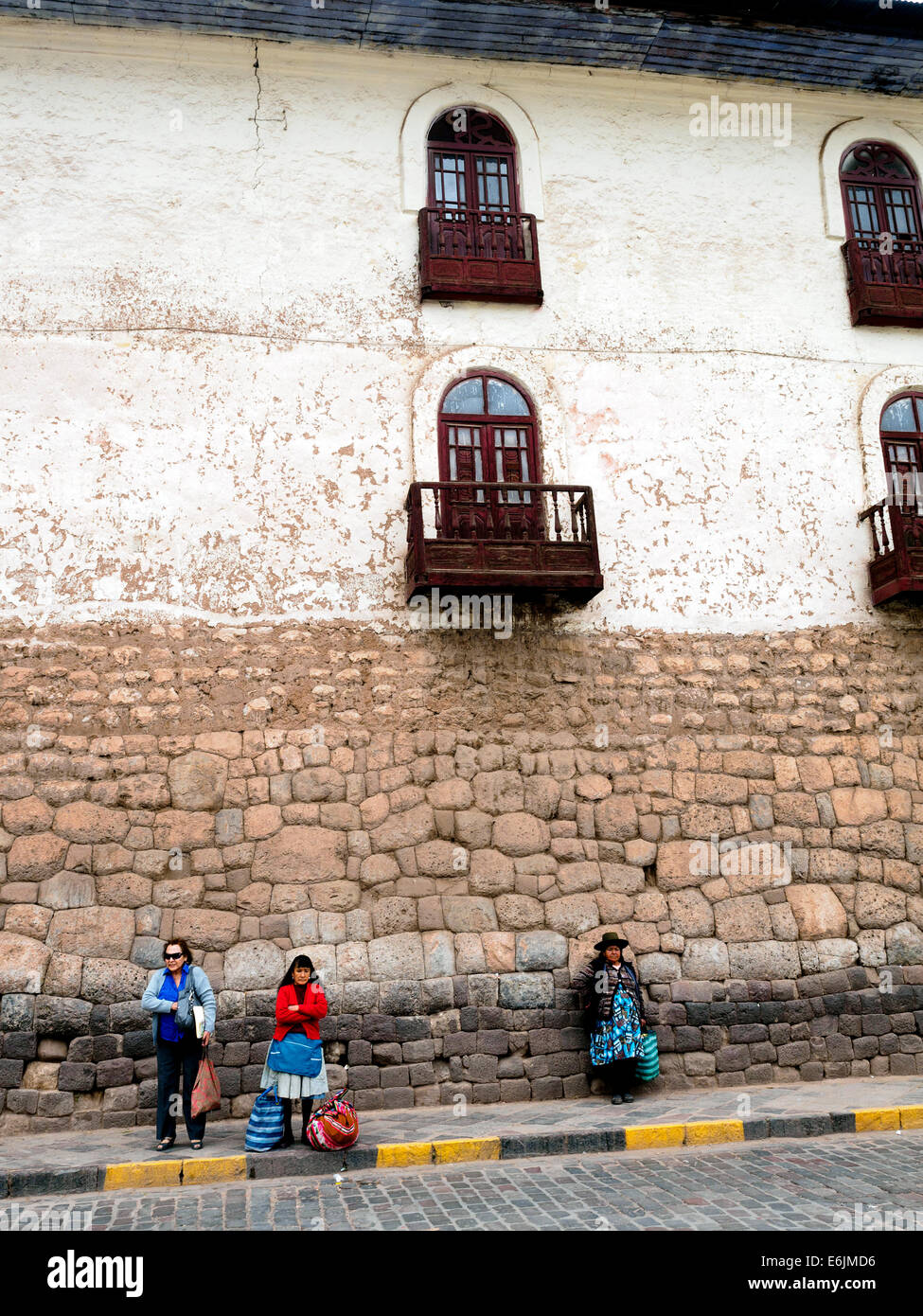 Indigenous women peru hi-res stock photography and images - Alamy