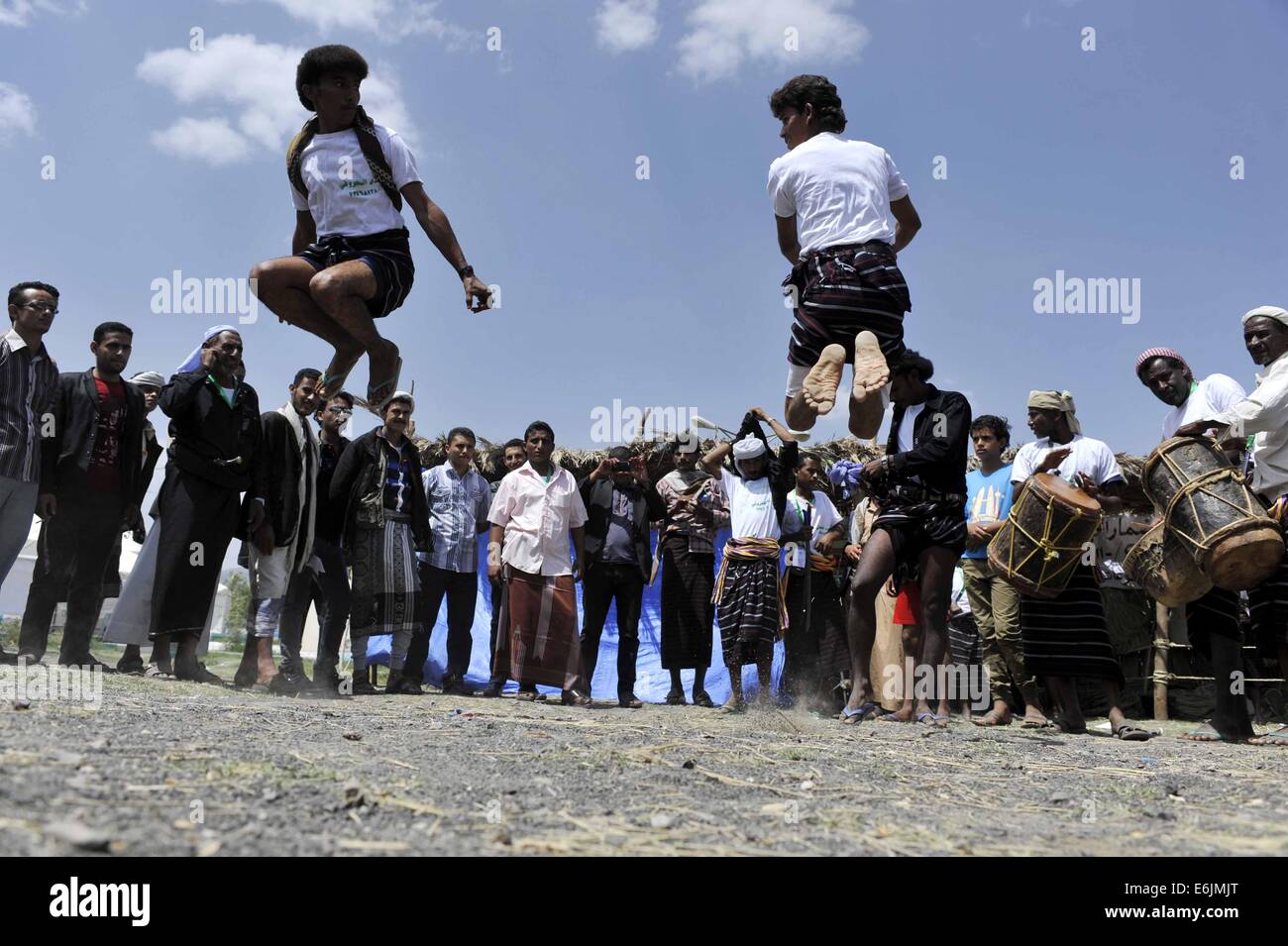 Sanaa, Yemen. 25th Aug, 2014. Yemeni men perform traditional dance ...