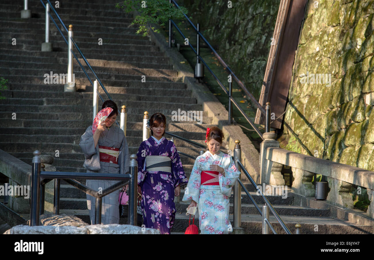 Women wearing japanese kimono hi-res stock photography and images - Alamy