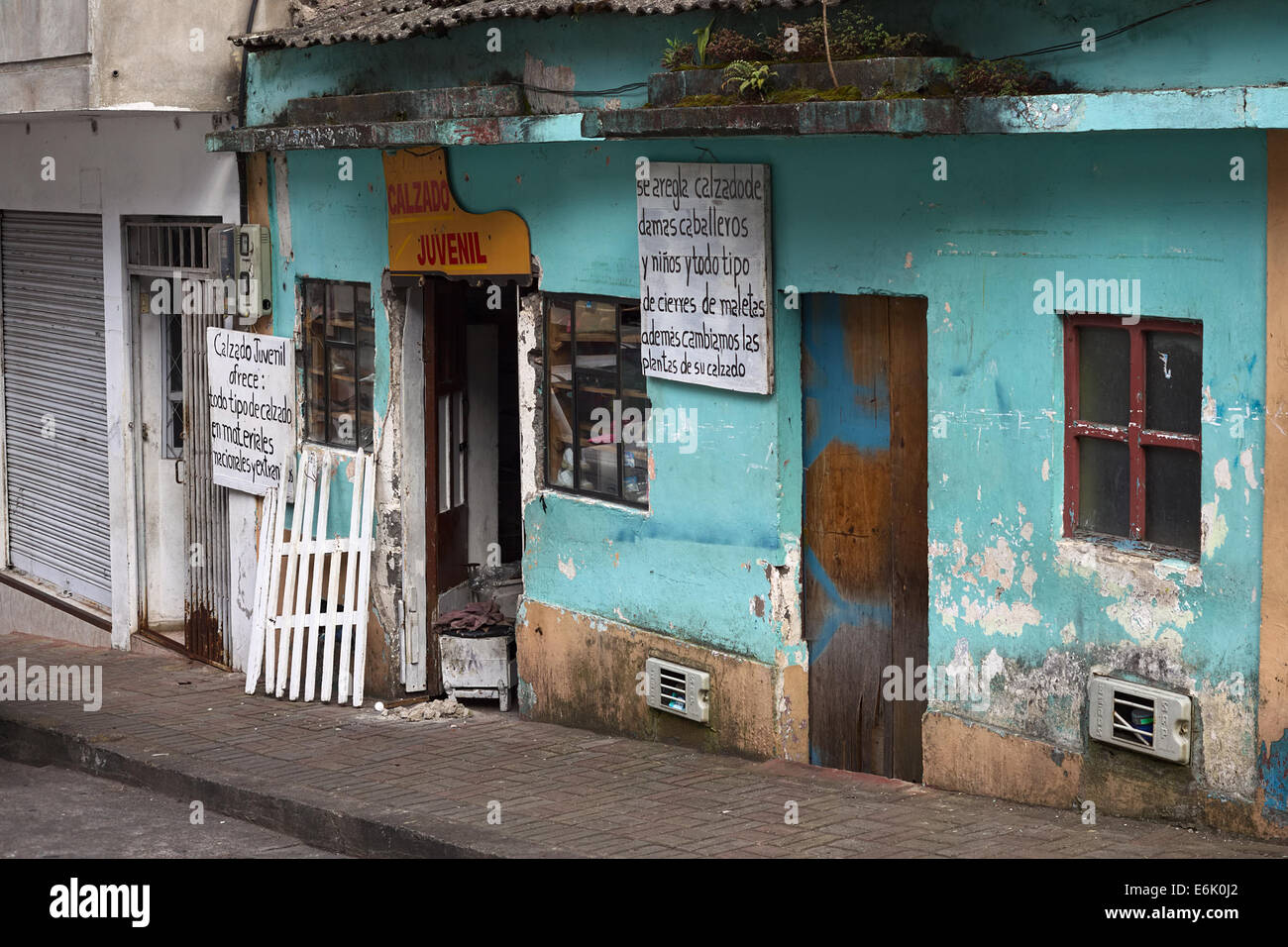 Shoe and zipper repair shop called Calzado Juvenil on Oriente Street in