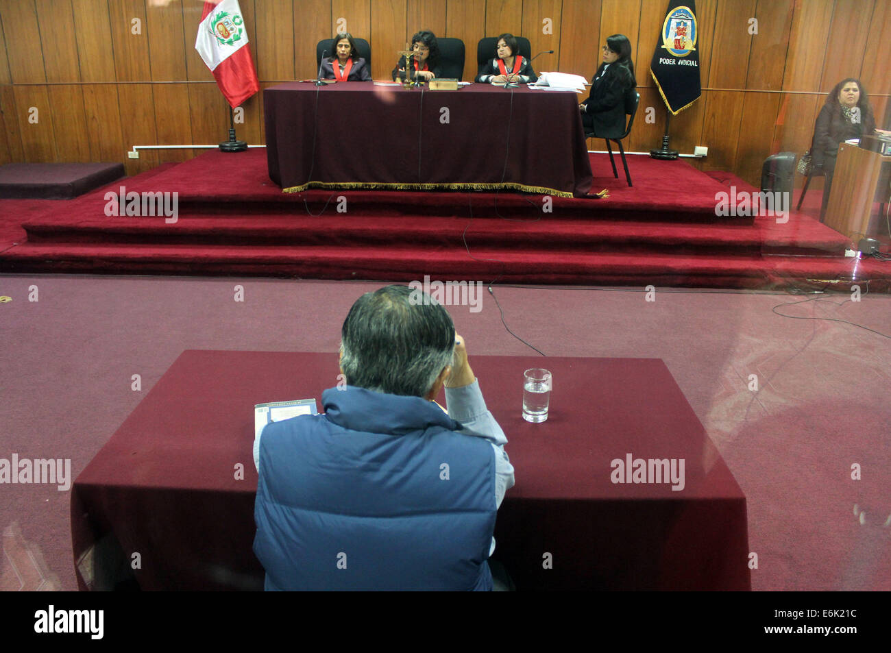 Lima, Peru. 25th Aug, 2014. Former Peruvian President Alberto Fujimori (front) attends his trial on the 'Chicha Newspapers' case, at the Direction of Special Operations of National Police (DINOES, for its acronym in Spanish), in Lima City, capital of Peru, on Aug. 25, 2014. The hearing of Fujimori's trial on the buying of notes of different newspapers with the State money, known as 'Chicha Newspapers' case, was held at the Fourth Liquidator Penal Hall of Lima's Higher Court of Justice, according to local press. © Luis Camacho/Xinhua/Alamy Live News Stock Photo