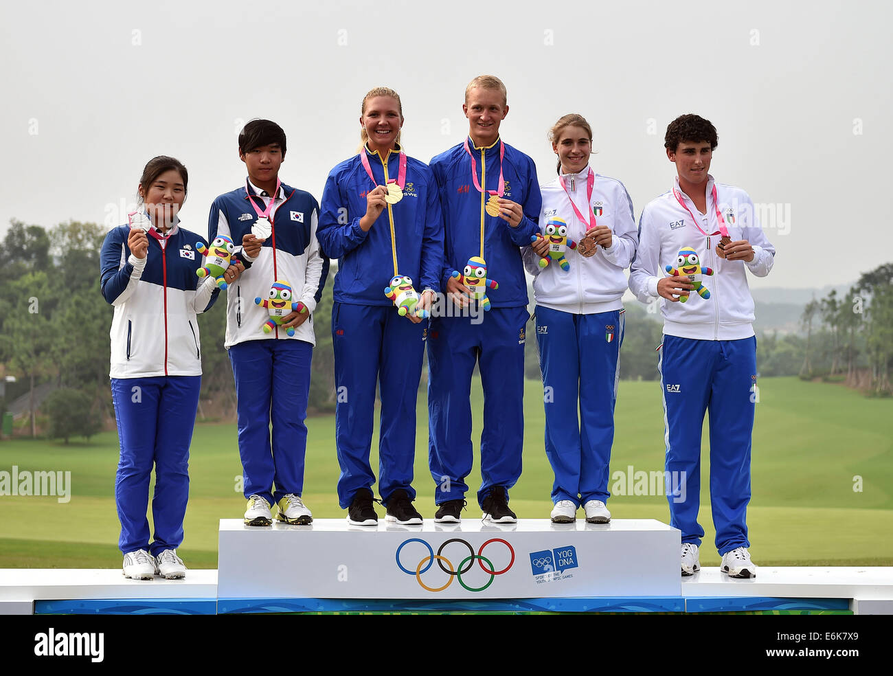 (140826) -- NANJING, Aug. 26, 2014 (Xinhua) -- Gold medalists Linnea Strom (3rd, L) and Marcus Kinhult (3rd, R) of Sweden, silver medalists Lee Soyoung (1st, L) and Youm Eun Ho (2nd, L) of South Korea and bronze medalists Virginia Elena Carta (2nd, R) and Renato Paratore of Italy stand on the podium during the awarding ceremony of the Mixed Team event of golf competition at Nanjing 2014 Youth Olympic Games in Nanjing, east China's Jiangsu Province, Aug. 26, 2014. (Xinhua/Guo Cheng) (ljr) Stock Photo