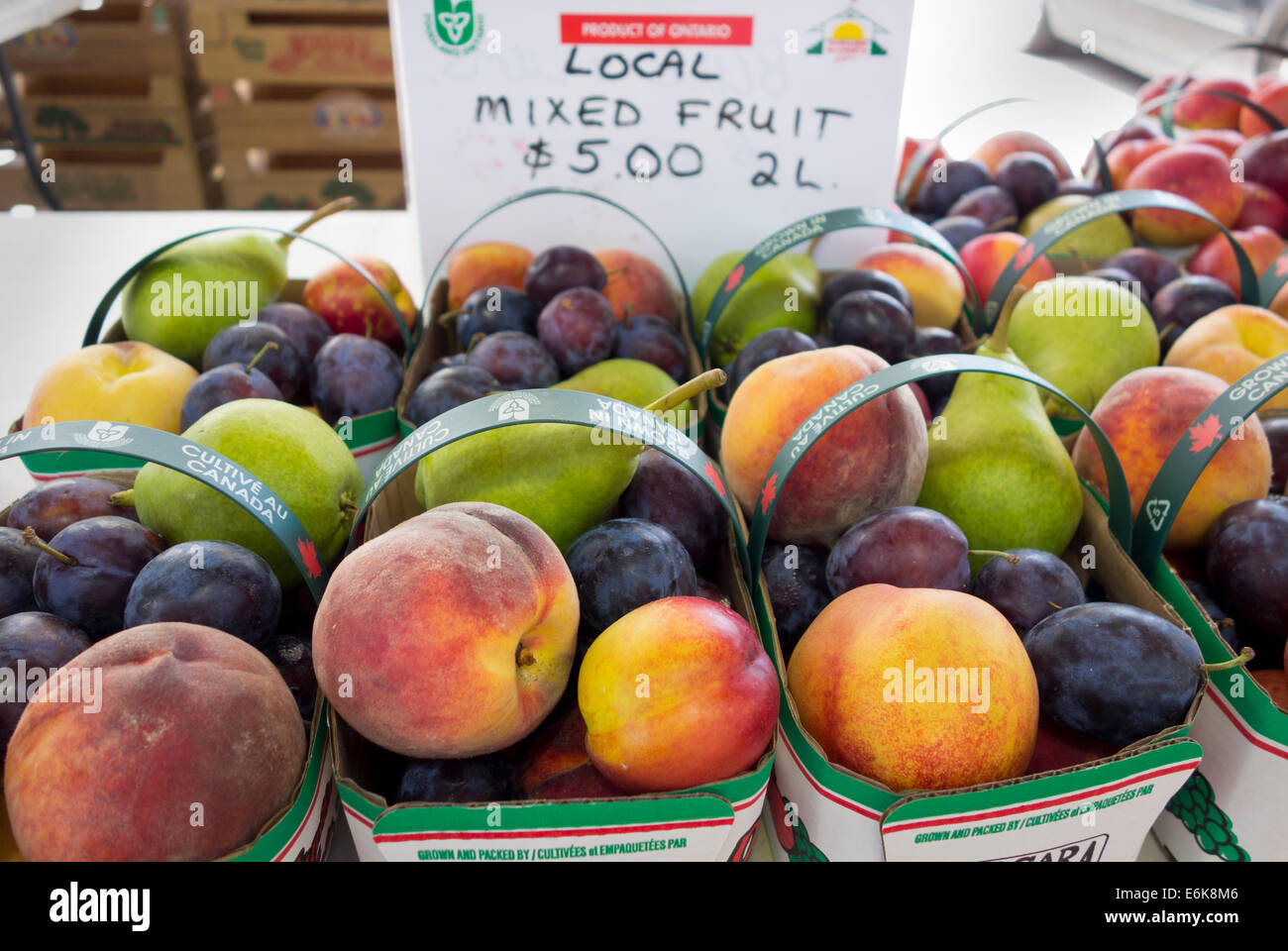 Baskets of fruits for sale hires stock photography and images Alamy