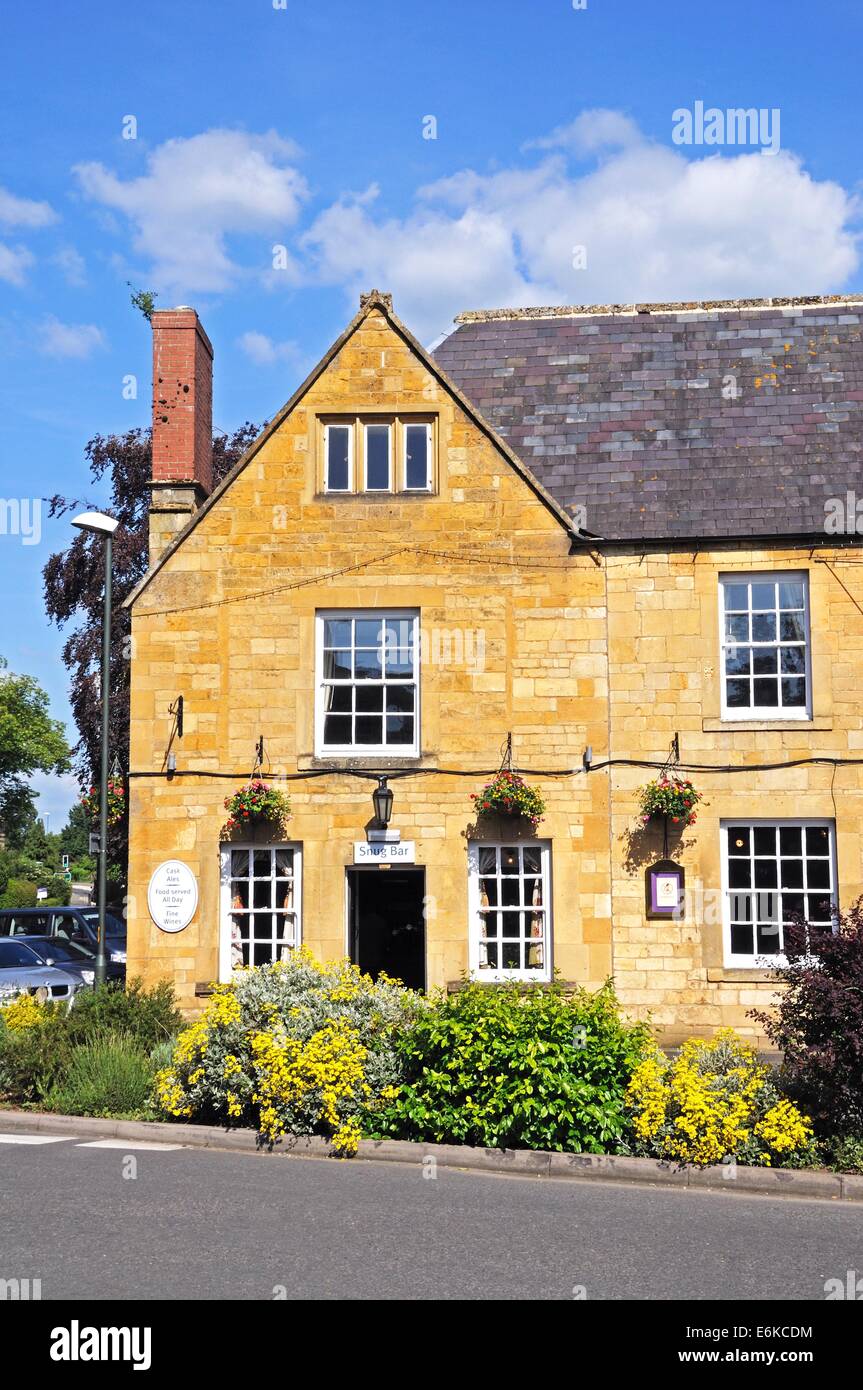 The White Hart Royal Hotel on the corner of High Street and Oxford Street, Moreton-in-Marsh, Cotswolds, Gloucestershire, England Stock Photo