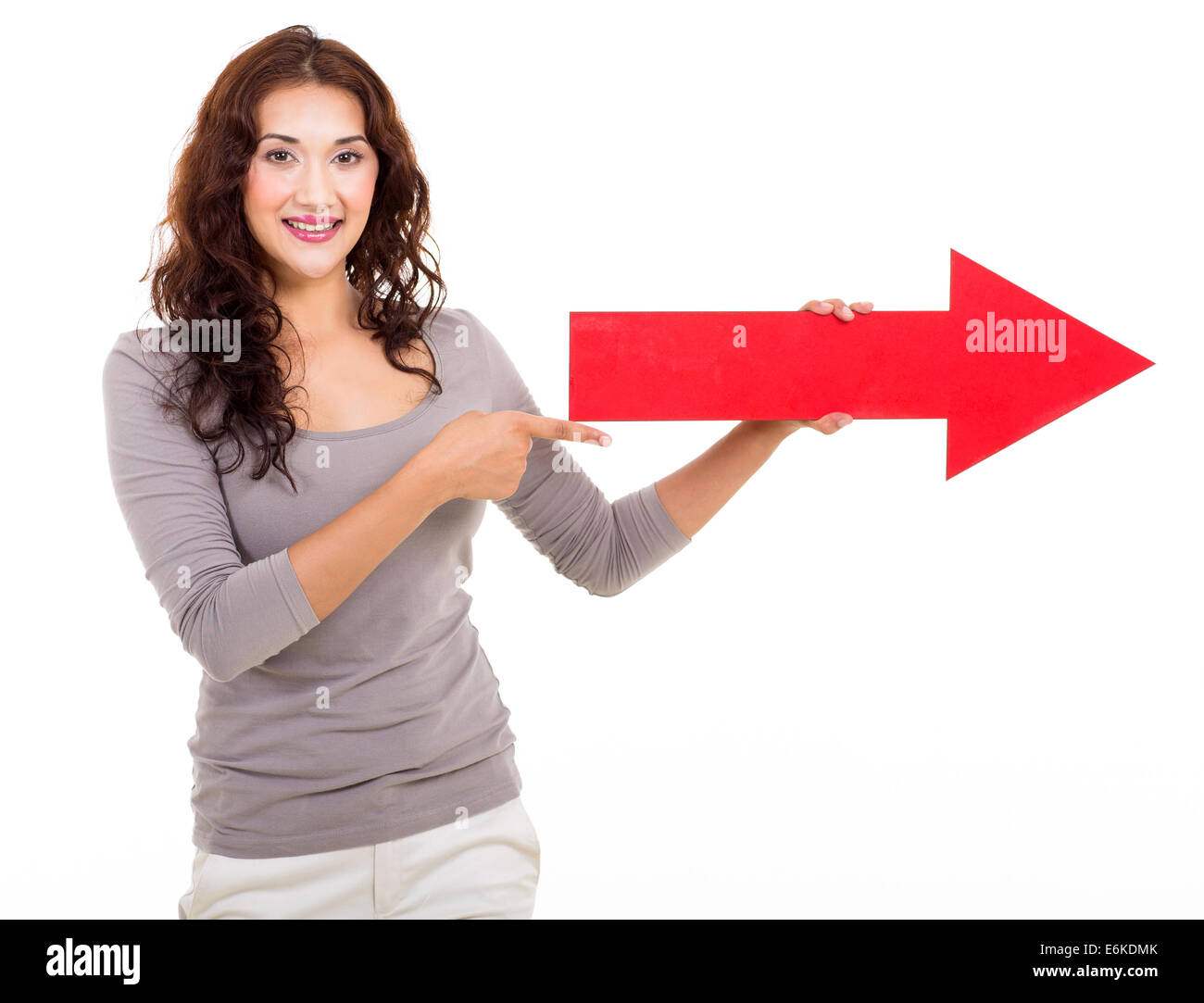 девушка указывает. указывает направление против. девушка показывает пальцем. человек указатель. направление ускорения тела движущегося по окружности.