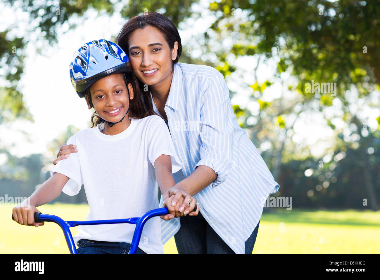 Вело дочь. Девочки с папой на велосипеде негры. Her daughter's Bike. Фото 90 мать везет на велосипеде дочь. Her daughter s Bike перевод.