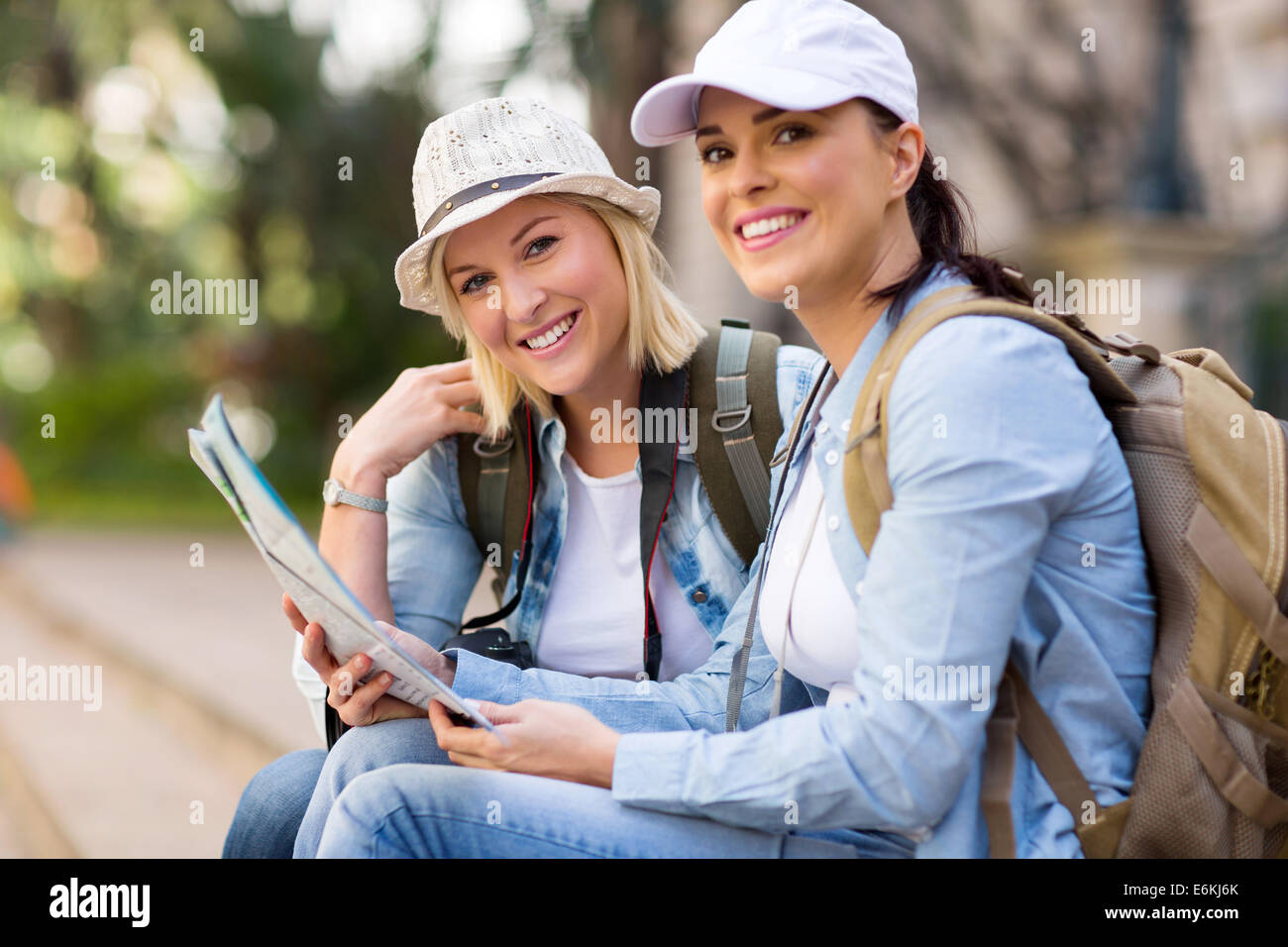 Girls sitting outdoors hi-res stock photography and images - Alamy