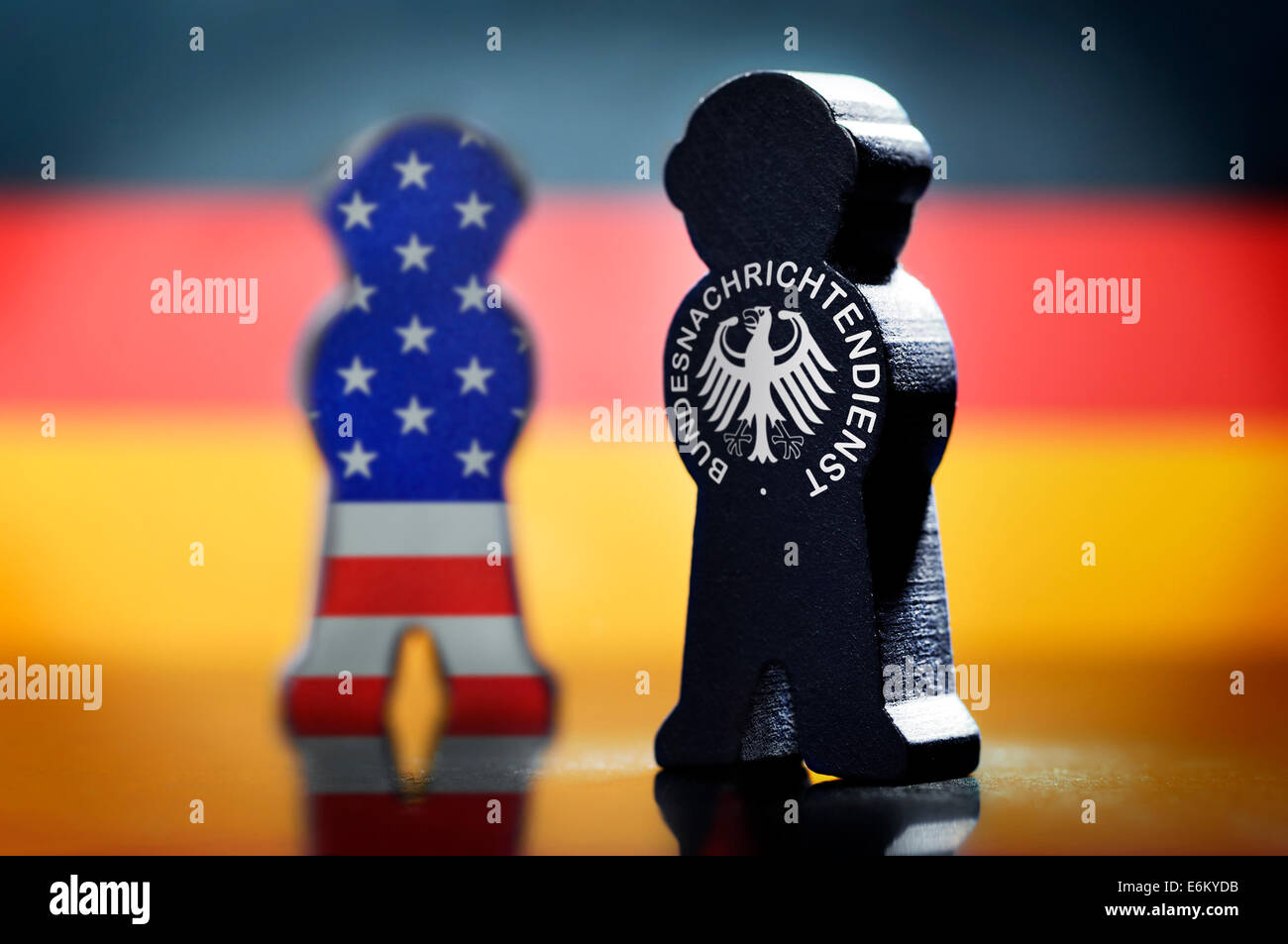 Figur mit Zeichen des BND und mit US-Nationalfarben vor deutscher Fahne, Spionage-Skandal Stock Photo