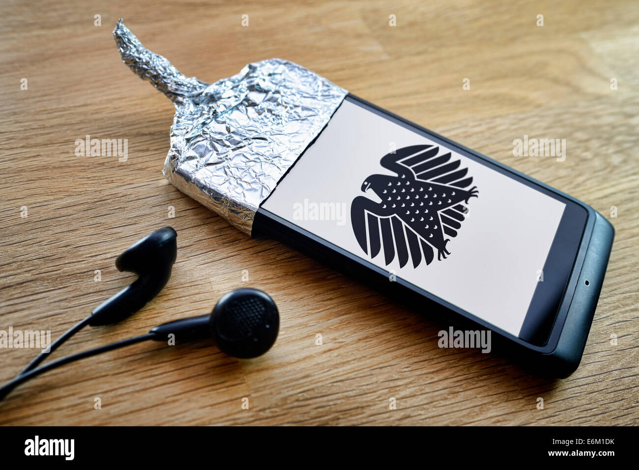 Smartphone mit Alufolie und Bundesadler, Schutz gegen Abhörmaßnahmen Stock  Photo - Alamy