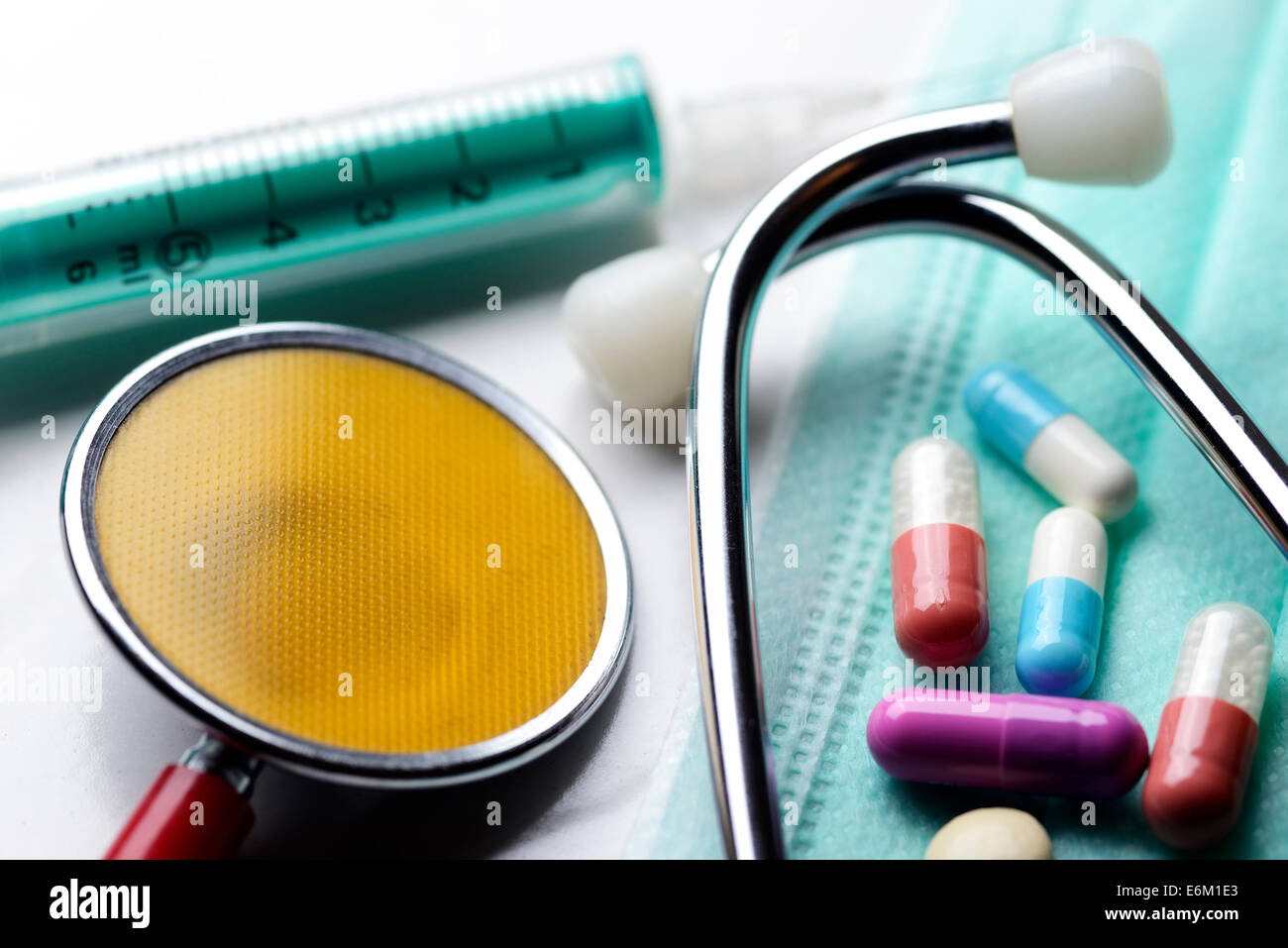 Stethoskop, Spritze und Tabletten, Symbolfoto Medizin Stock Photo