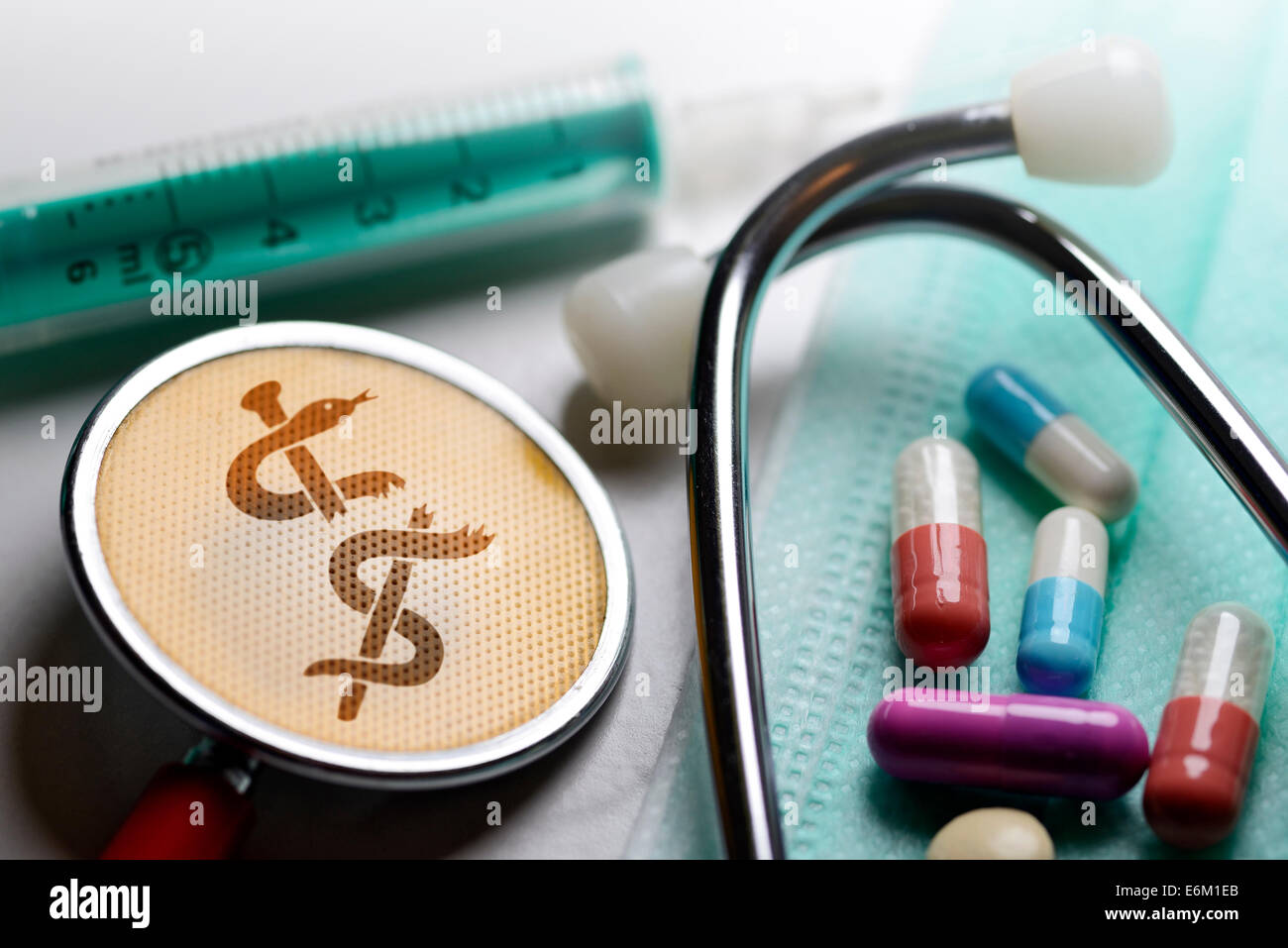 Stethoskop mit zerbrochenem Äskulapstab, Spritze, Tabletten und Mundschutz, Symbolfoto medizinischer Behandlungsfehler Stock Photo