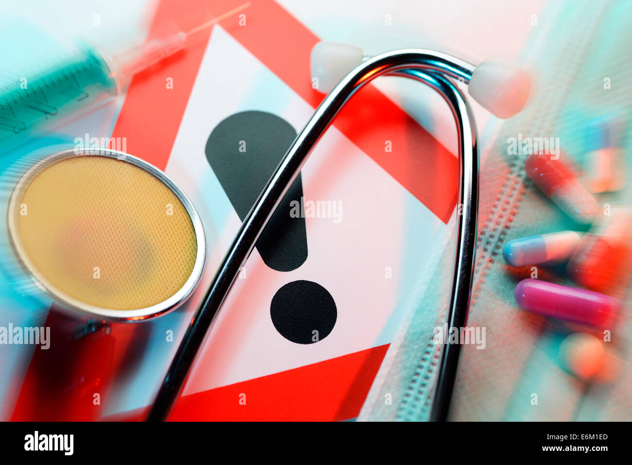 Stethoskop, Spritze, Tabletten und Warnschild, Symbolfoto medizinischer Behandlungsfehler Stock Photo