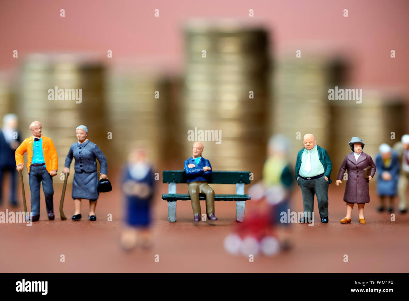 Miniaturfiguren von Senioren mit Münzstapeln, Symbolfoto Rente Stock Photo