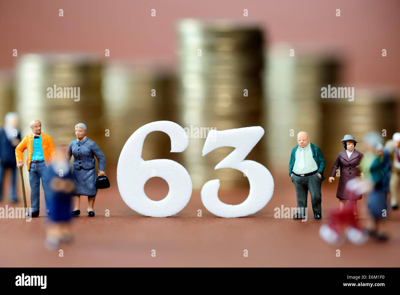 Die Zahl 63 und Miniaturfiguren von Senioren, Symbolfoto Rente mit 63 Stock Photo