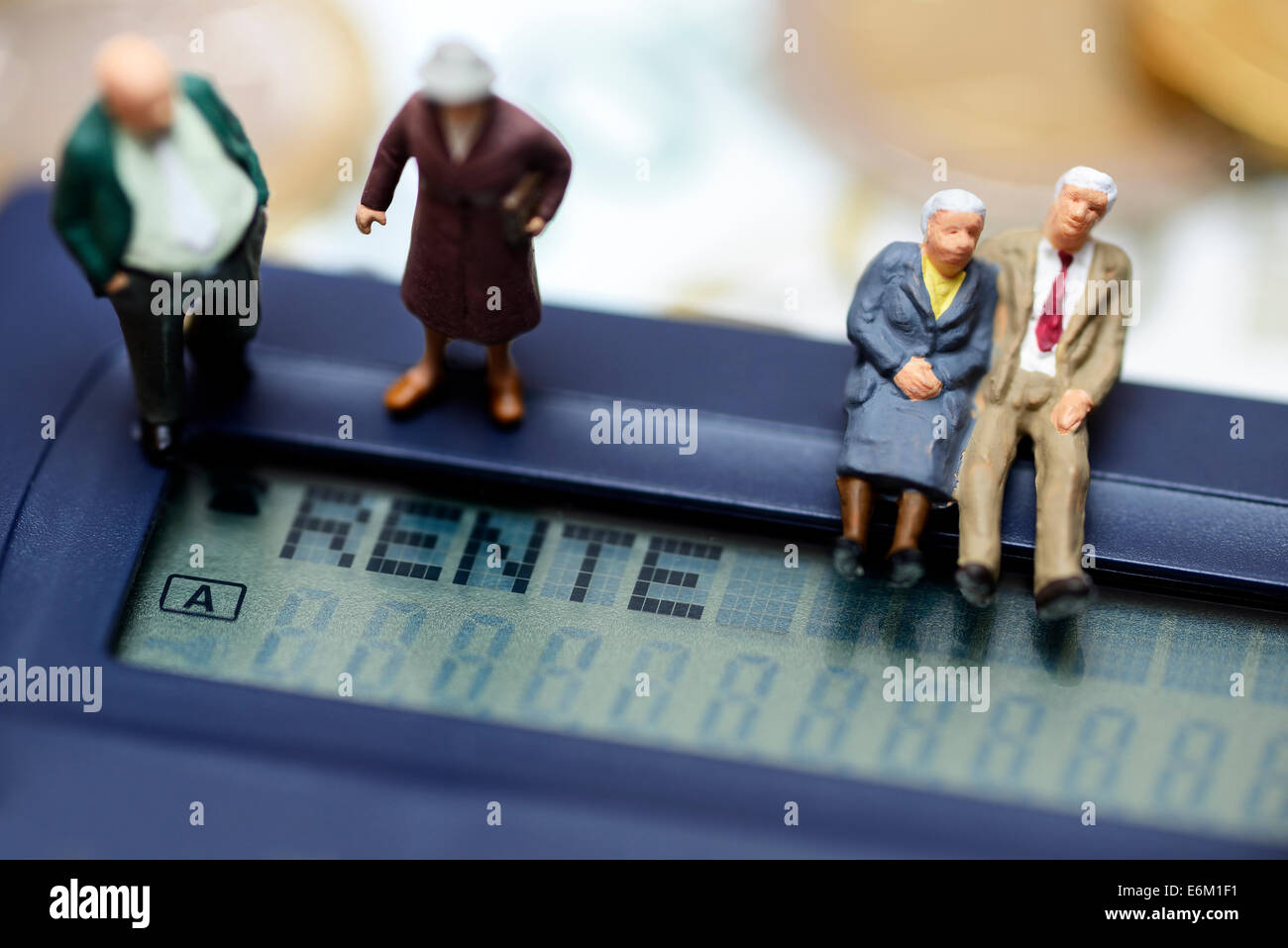 Miniaturfiguren von Senioren auf einem Taschenrechner mit dem Schriftzug Rente Stock Photo