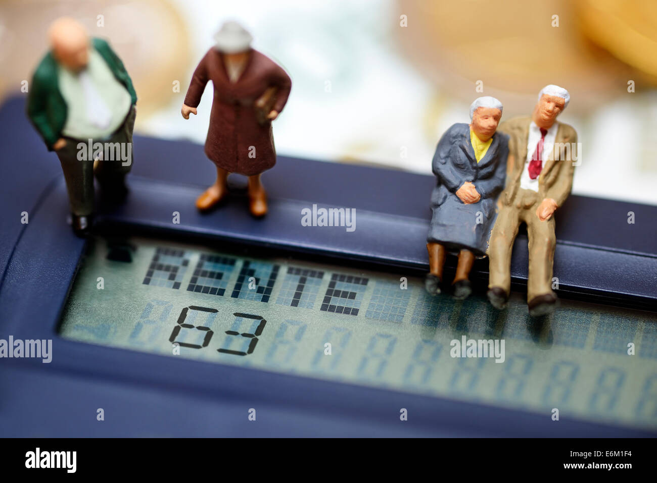 Miniaturfiguren von Senioren auf einem Taschenrechner mit dem Schriftzug Rente 63 Stock Photo