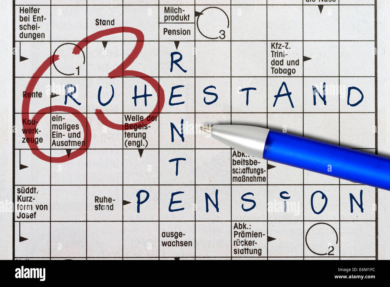 Kreuzworträtsel mit den Begriffen Rente, Ruhestand und Pension und aufgemalter 63, Rente mit 63 Stock Photo