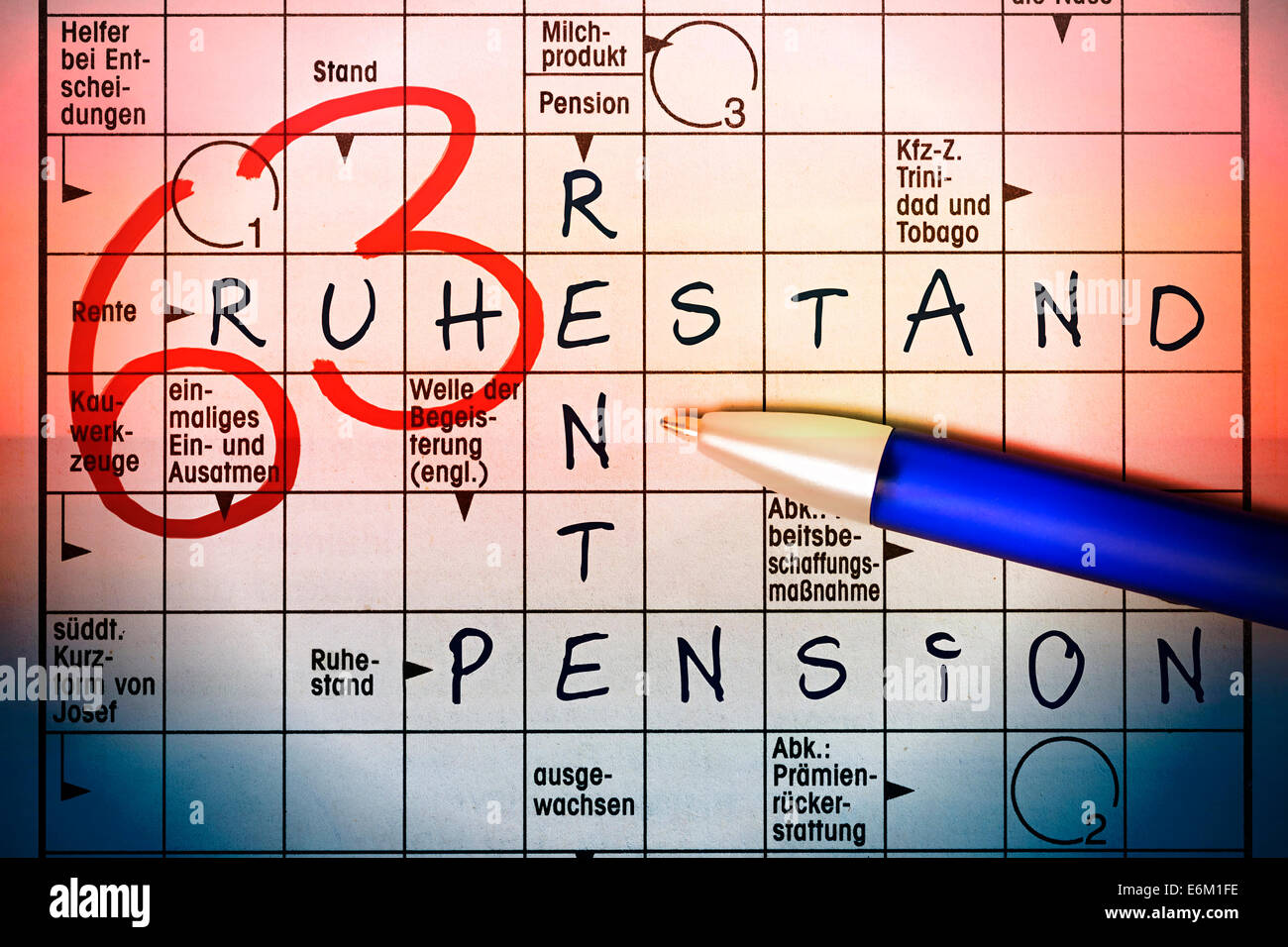 Kreuzworträtsel mit den Begriffen Rente, Ruhestand und Pension und aufgemalter 63, Rente mit 63 Stock Photo