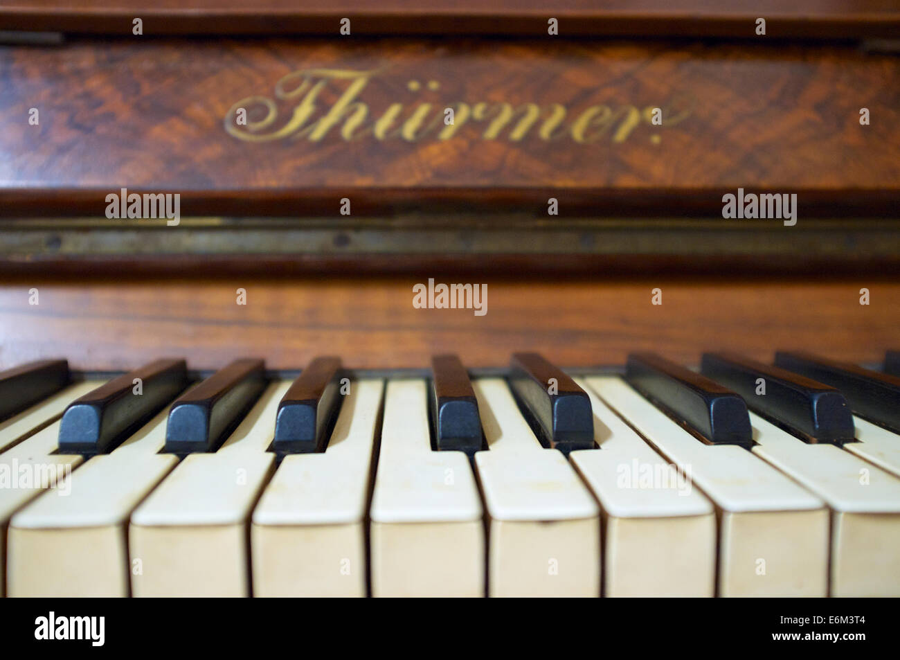 Piano keyboard middle c hi-res stock photography and images - Alamy