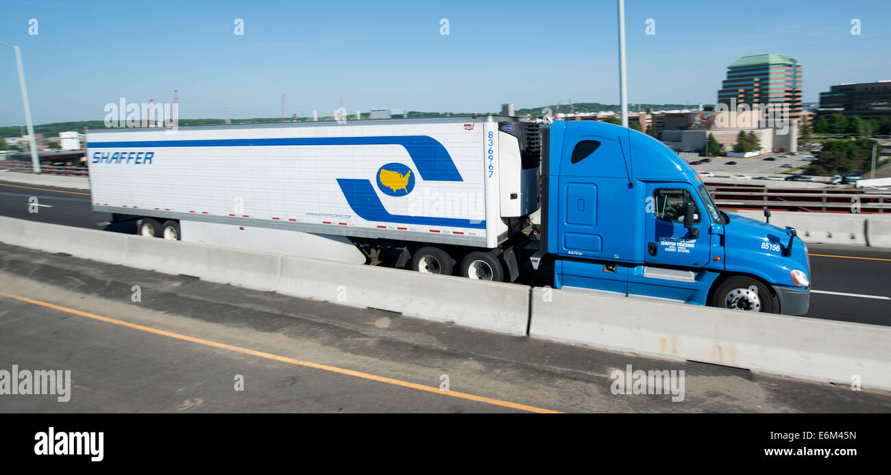 18 wheeler tractor trailer truck on Rt. 95 South in New Haven, CT. Stock Photo