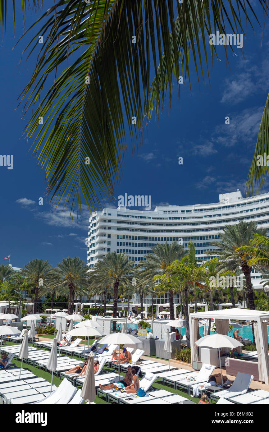 POOLSIDE LOUNGERS FONTAINEBLEAU HILTON HOTEL MIAMI BEACH FLORIDA USA