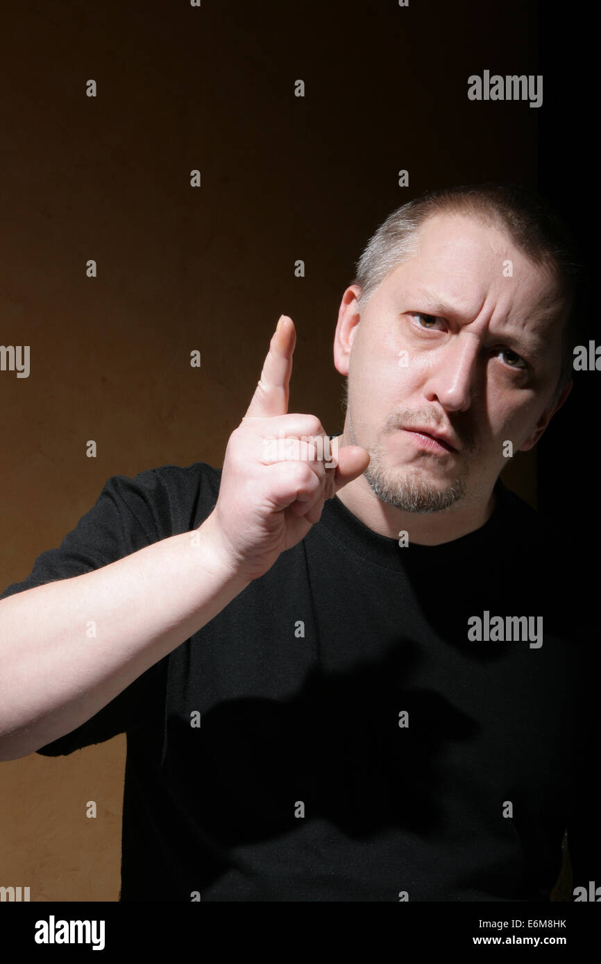 мужчина грозит пальцем. пригрозить пальцем. угрожающий палец. человек пригрозил пальцем. угрожает пальцем.