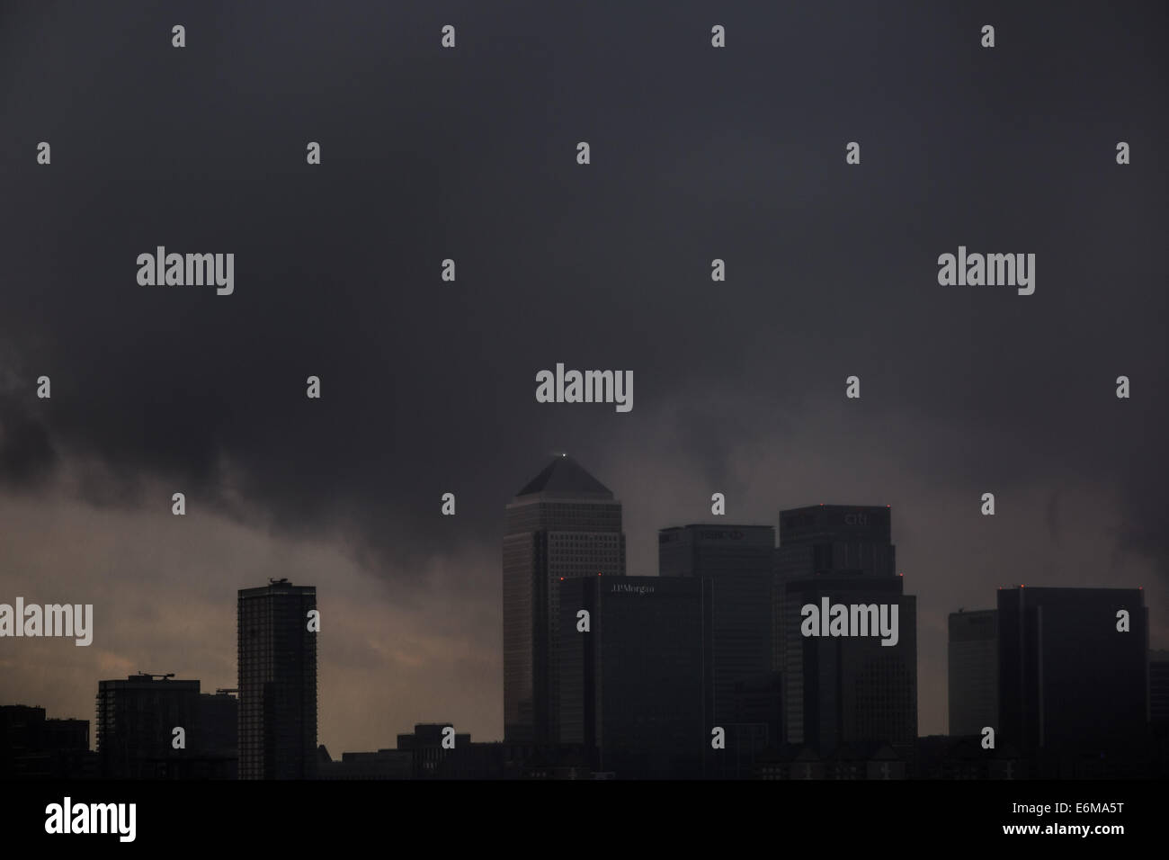 London, UK. 26th Aug, 2014.  UK Weather: Heavy rain and wind continues over London city 2014 Credit:  Guy Corbishley/Alamy Live News Stock Photo