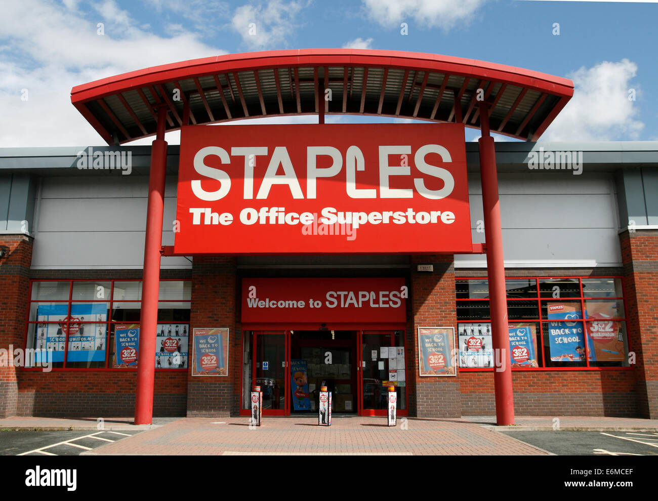 Staples Office Superstore Worcester Worcestershire England UK Stock Photo