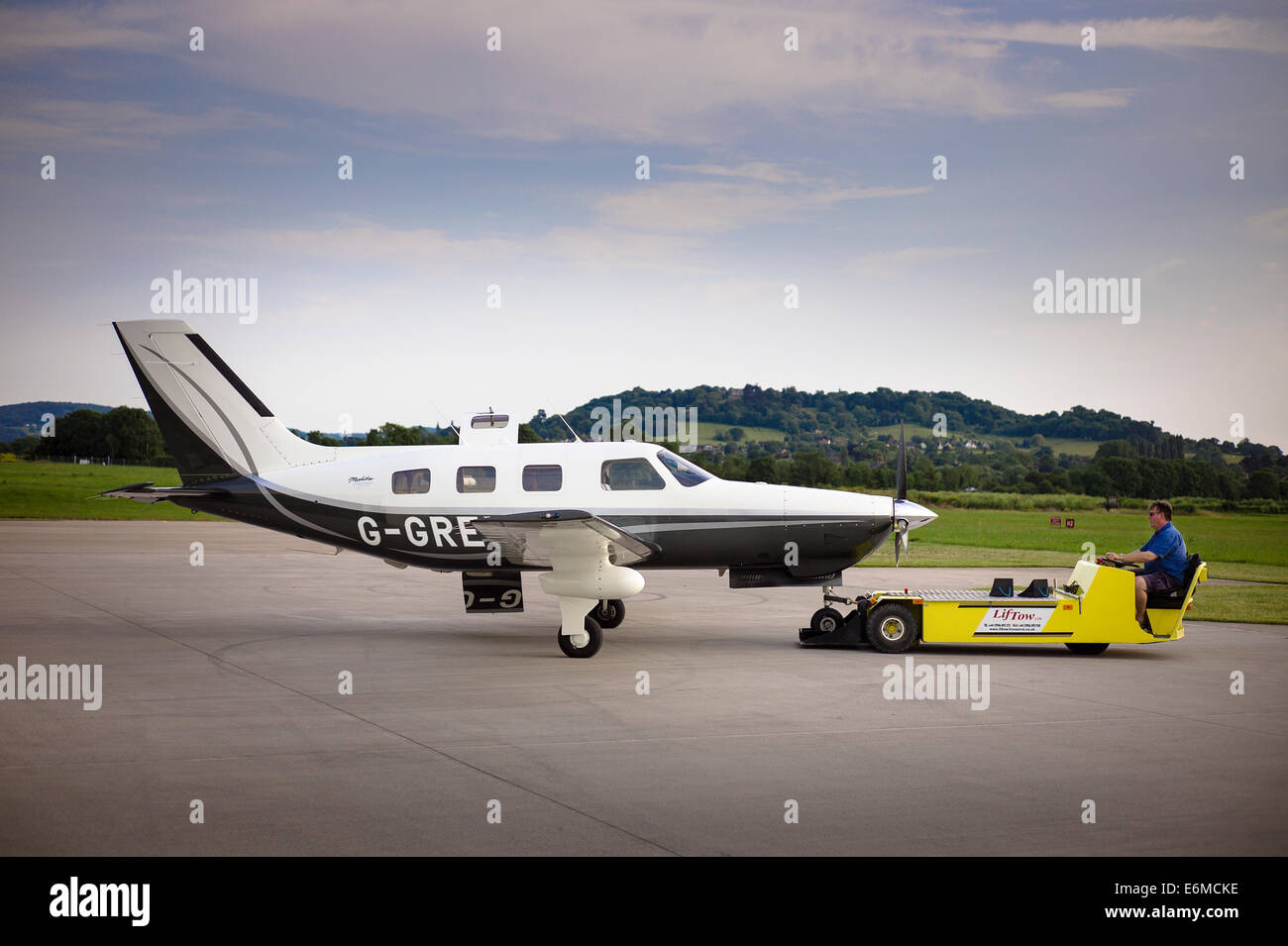 Piper PA-46 Malibu Mirage being manoeuvred on the ground with a LifTow electric tug Stock Photo