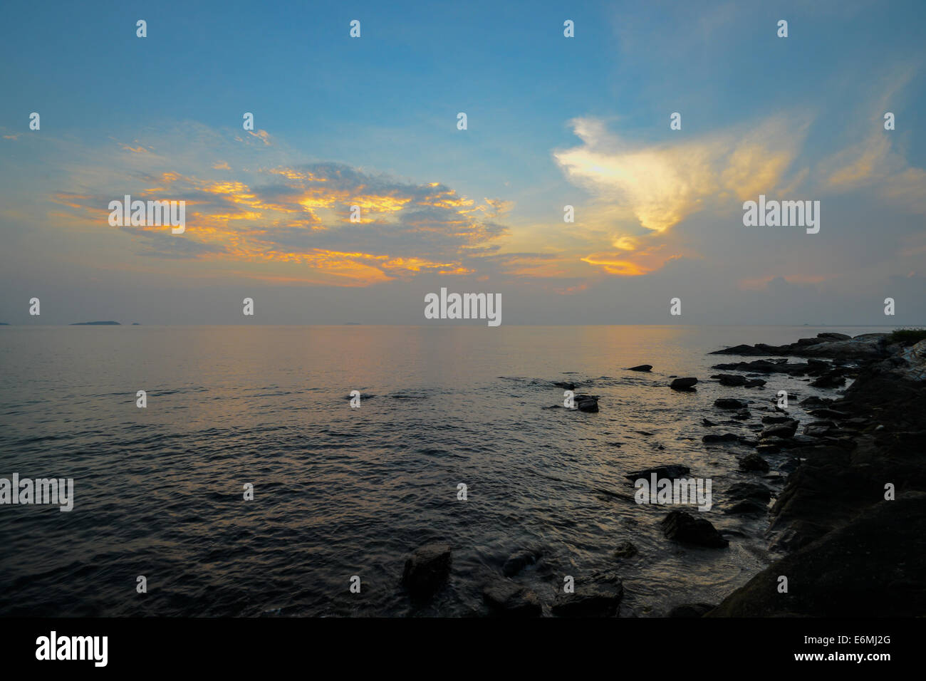 Sunrise over ocean and rocks hi-res stock photography and images - Alamy