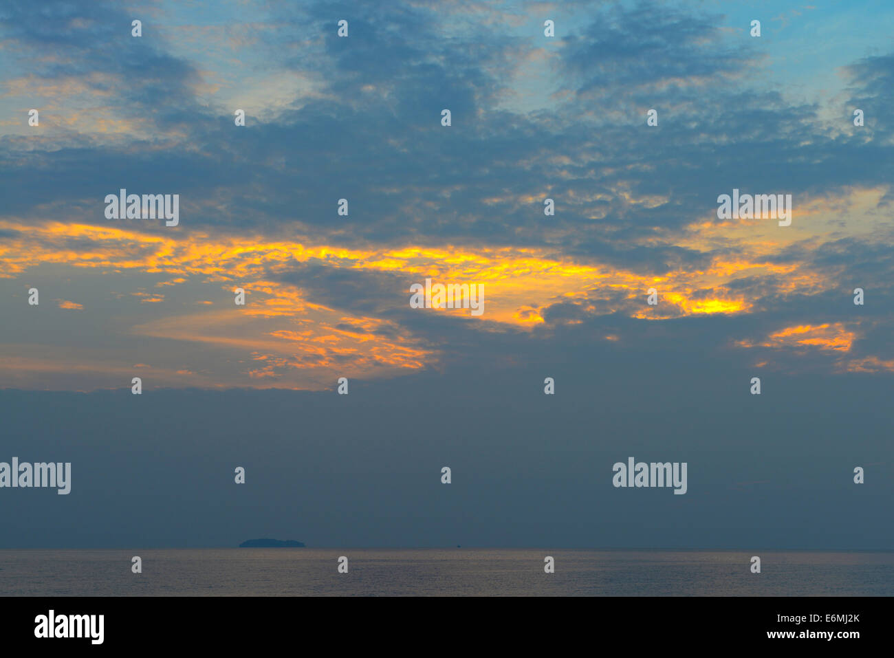 Sunrise over ocean thailand hi-res stock photography and images - Alamy