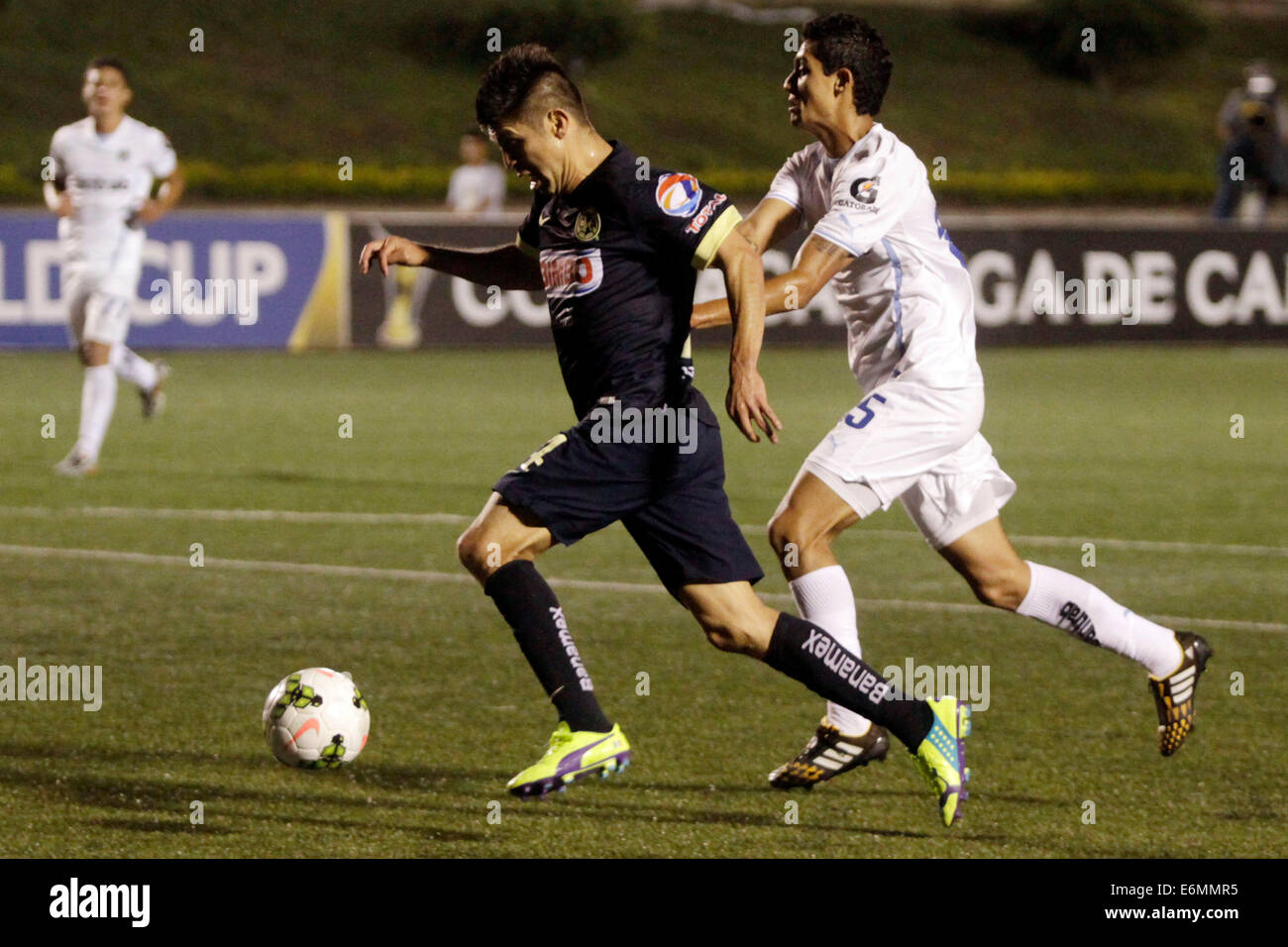 Guatemala City, Guatemala. 26th Aug, 2014. Jorge Aparicio (R) of Comunicaciones of Guatemala vies for the ball with Oribe Peralta of America of Mexico during the match of the CONCACAF Champions League, in Guatemala City, capital of Guatemala, on Aug. 26, 2014. © Luis Echeverria/Xinhua/Alamy Live News Stock Photo