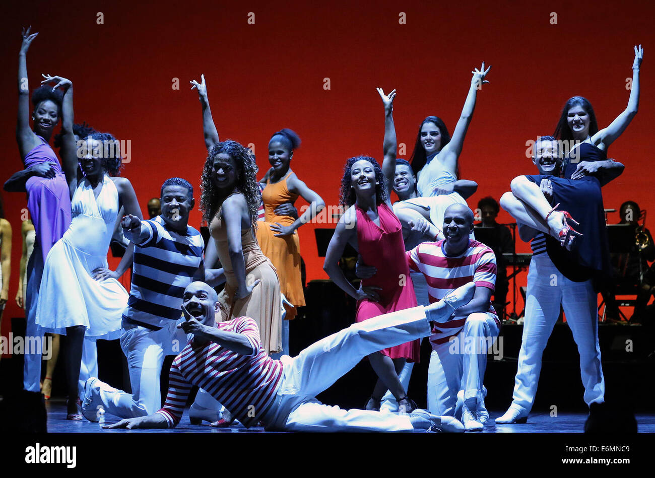 Dancers the old opera house hi-res stock photography and images - Alamy