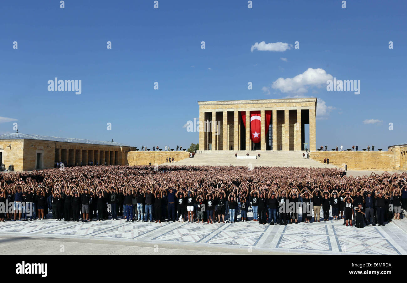 Istanbul, Republic of Turkey. 26th Aug, 2014. Six thousand volunteers gather in the mausoleum of Mustafa Kemal Ataturk, the founder of the Republic of Turkey, to form giant portrait of him to mark the Victory Day in Ankara on Aug. 26, 2014. Victory and Armed Forces Day, is a national holiday celebrating the 1922 final victory expelling all occupying forces during the Turkish war of independence. © Cihan/Xinhua/Alamy Live News Stock Photo