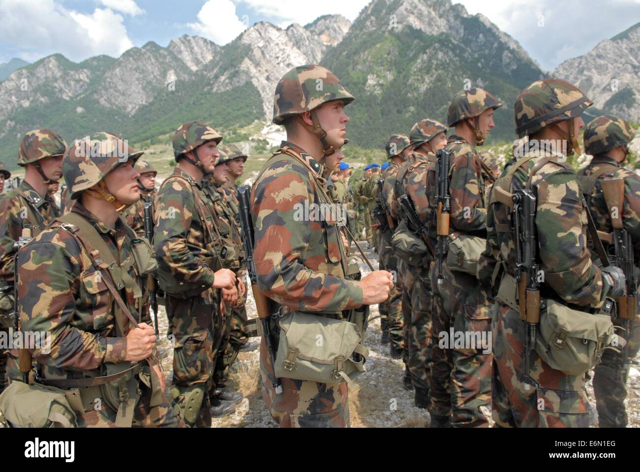 mlf-european-multinational-land-force-soldiers-of-hungarian-army-E6N1EG.jpg