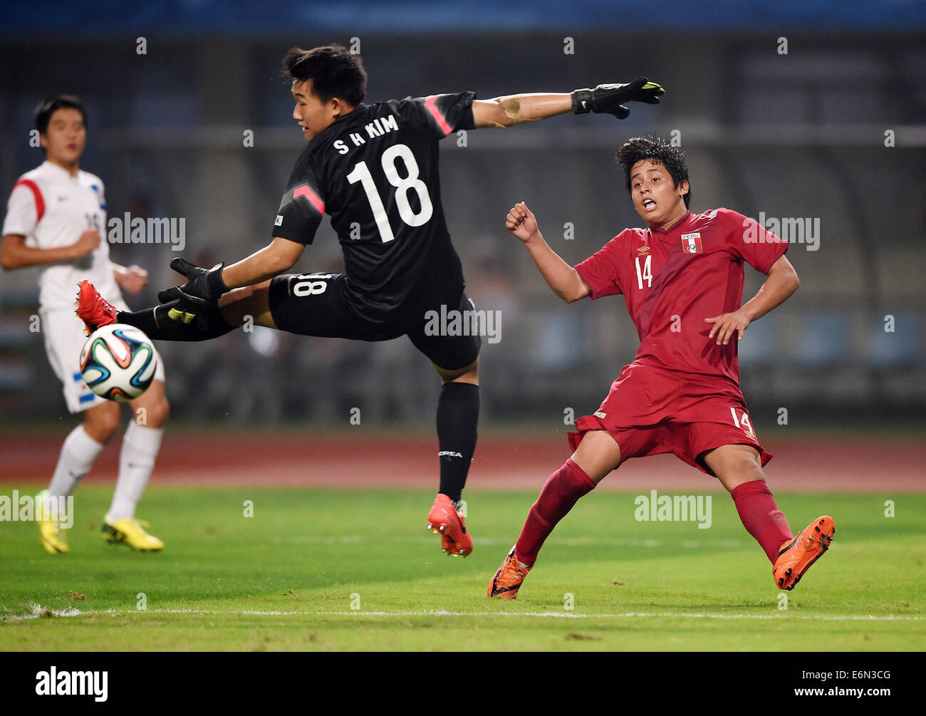 Nanjing, China's Jiangsu Province. 27th Aug, 2014. Franklin Gil (R) shoots the ball during the men's football final against South Korea at Nanjing 2014 Youth Olympic Games in Nanjing, capital of east China's Jiangsu Province, on Aug. 27, 2014. Credit:  Jiang Kehong/Xinhua/Alamy Live News Stock Photo